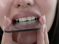 「【歯＆舌】素人モデル まみチャンの歯口内観察＆ししゃも舐め＆指フェラ！！！」のサンプル画像3