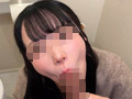 「【トイレ連れ込みフェラ／個人撮影】Mちゃん（22）」のサンプル画像2