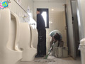 「ニンゲン観察 「おしっこ舐めて綺麗にしましょうか？」働く男性のおち●ぽ掃除が生き甲斐の、トイレ清掃バイトのド変態お姉さん」のサンプル画像8