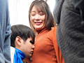 「満員電車で巨乳を顔に押しつけからかっていたらウブ○年がエロガキに豹変！ちゅうちゅう乳首を吸いつかれ感じてしまった高身長女」のサンプル画像5