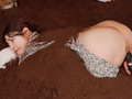 「美人CA（既婚者）限定 砂風呂に埋まって身動きできない○淫NTR拘束マッサージ 横が見えない状態で、隣に夫が居るのにイッてもイッても止めずに絶頂させ続けた女の「サイレント絶叫」」のサンプル画像7