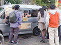 「人気 AV 女優が挑戦！イカサレ屋台の中で 潮吹きながらホットドッグ売ってください！小野坂ゆいか 望月つぼみ」のサンプル画像6