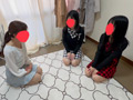 「梨央マネージャーが新人地下アイドルのみさ、さらの2人に研修と称して電気アンマ＆くすぐりの刑！」のサンプル画像2