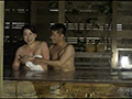 「人里離れた山奥にある温泉宿 混浴風呂に仕込んだカメラが捉えたワイセツ映像の数々 混浴温泉（秘）盗撮」のサンプル画像9