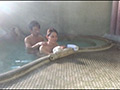 「人里離れた山奥にある温泉宿 混浴風呂に仕込んだカメラが捉えたワイセツ映像の数々 混浴温泉（秘）盗撮 Part2」のサンプル画像2