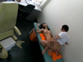 「泥酔女性を診察台に乗せ、やりたい放題の内科医逮捕前動画」のサンプル画像3