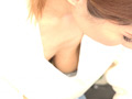 「【前屈み胸チラ】必見！！こ、これは...！！超エロイ乳首とおっぱいが丸見えになっています！！」のサンプル画像4