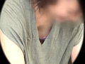 「【前屈み胸チラ】登場3人！｛巨乳ママ｝｛デカチクママ｝｛愛人風美女｝」のサンプル画像4
