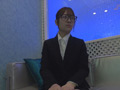 「会社では目立たないように眼鏡をかけてるがパパ活をする働く女！ハメ撮りで何度もイキまくり終わらないピストンに「だめ！今イッた！」眼鏡に顔射！」のサンプル画像2